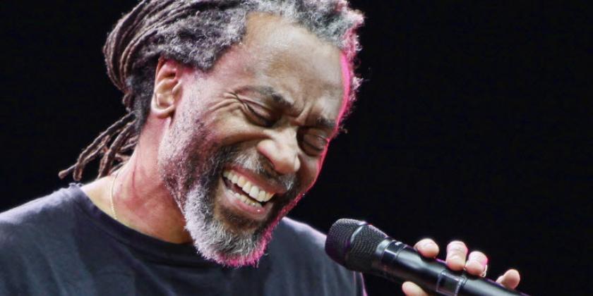 BOBBY MCFERRIN CANTA ‘DON’T WORRY, BE HAPPY’