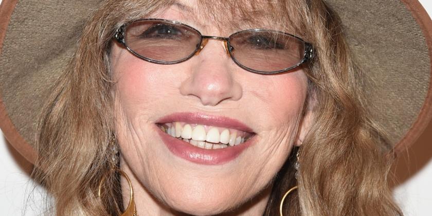 A cantora e compositora Carly Simon já teve a oportunidade de aparecer como atriz em produções do cinema e da televisão. Mas o seu forte mesmo continua sendo a interpretação vocal. 