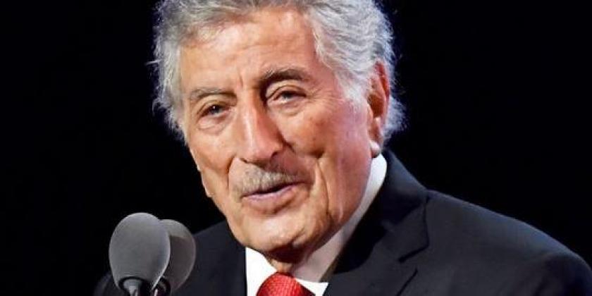 Completando 92 anos de uma feliz existência o cantor Tony Bennett que nasceu no dia 03 de agosto de 1926 no bairro de Astoria que pertence ao distrito do Queens, na cidade de Nova Iorque. Uma carreira marcada pelo sucesso e reconhecimento do talento nos prêmios que recebeu. Foram 19 Grammys ( o Oscar da música) e dois prêmios Emmy ( O Oscar da televisão) e quem poderia duvidar dele ser considerado como o melhor cantor da sua geração, já que quem reconheceu este fato foi Frank Sinatra. 