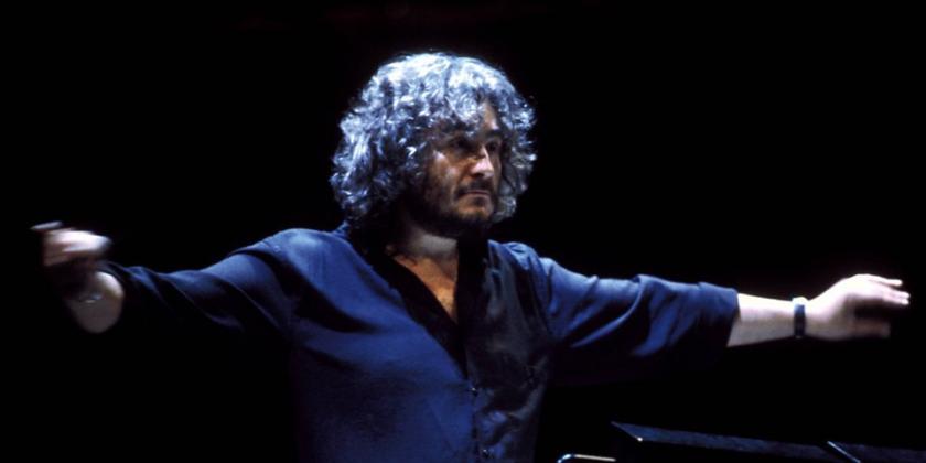 Michael Kamen morreu fazendo aquilo que mais gostava, compondo. Se estivesse vivo, Michael Kamen estaria completando neste dia 15 de abril, 71 anos. Ele se foi, mas a sua música ficou marcada através das imagens de todos esses filmes referidos e que se constituíram na essência do  trabalho desse ADORÁVEL PROFESSOR.