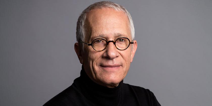 O compositor James Newton Howard, que está aniversariando nesse dia 09 de junho, ele que nasceu em 1951 na cidade de Los Angeles, na California.