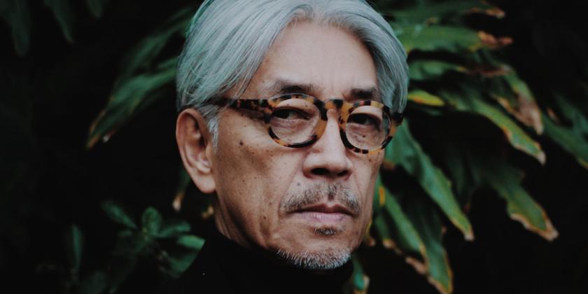 Neste 17 de janeiro está aniversariando o compositor Ryiuchi Sakamoto, que nasceu no ano de 1952 em Tóquio, onde desenvolveu seus estudos na Universidade Nacional de Musica e Artes. Desde a sua primeira trilha para o cinema, Ryuichi Sakamoto já deixava claro de que não seria apenas mais um compositor. A originalidade do seu trabalho, aliado a um estilo que oferecia pistas quanto a sua origem, mas que não deixava de lado uma certa influência erudita, de música brasileira e ainda de jazz. 