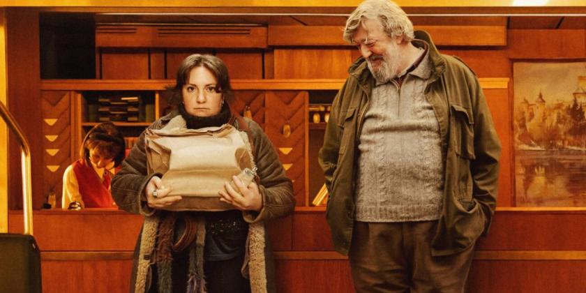 O filme TESOURO de 2024 da cineasta alemã Julia Von Heinz mistura drama com discretas pitadas de humor. Ele foi baseado no bestseller To Many Men de Lily Brett.